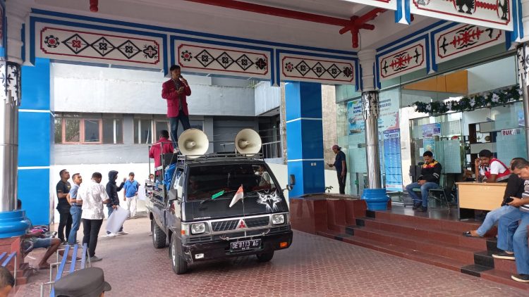 Mahasiswa dari IMM Kota Ambon melakukan aksi unjuk rasa di depan kantor Pelni Cabang Ambon, Jumat (19/1/2024). Demonstrasi terkait video viral pembuangan sampah ke laut dari atas Kapal Sabuk Nusantara 106. (Foto: AmbonKita.com)