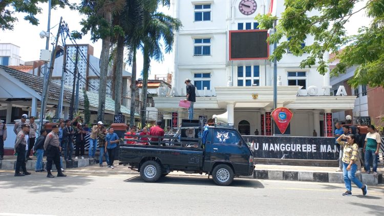 DPC Permahi Ambon melakukan aksi demonstrasi di depan Balai Kota Ambon, Jumat (19/1/2024). Mereka meminta Pemkot Ambon transparan terkait beberapa temuan BPK RI. (Foto: Ambonkita.com)