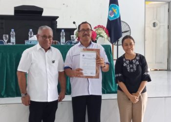 Deputi I KSP Berikan Bantuan Beasiswa Doktor untuk UKIM