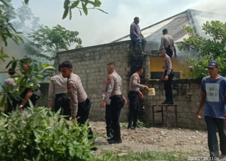 Personel Polres Seram Bagian Timur tampak membantu memadamkan kebakaran rumah warga di desa Wailola, Kecamatan Bula, Kamis (25/1/2024). (Foto: Istimewa)