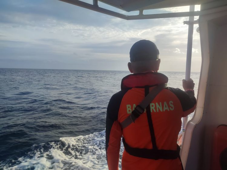 Tim SAR dari Basarnas Ambon tampak melakukan pencarian terhadap nelayan hilang di laut, Kamis (25/1/2024). (Foto: Basarnas Ambon)