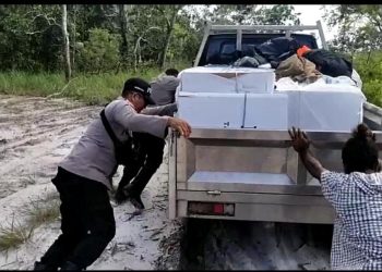 Kisah Polisi di Aru Kawal Logistik Pemilu, Berulang Kali Turun Dorong Mobil