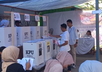 Pemilih di Ambon Cek Kertas Suara Presiden Sebelum Coblos