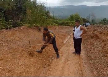 Kawal Logistik Pemilu Polres Buru Masuk Hutan, Terjang Sungai dan Jalan Berlumpur
