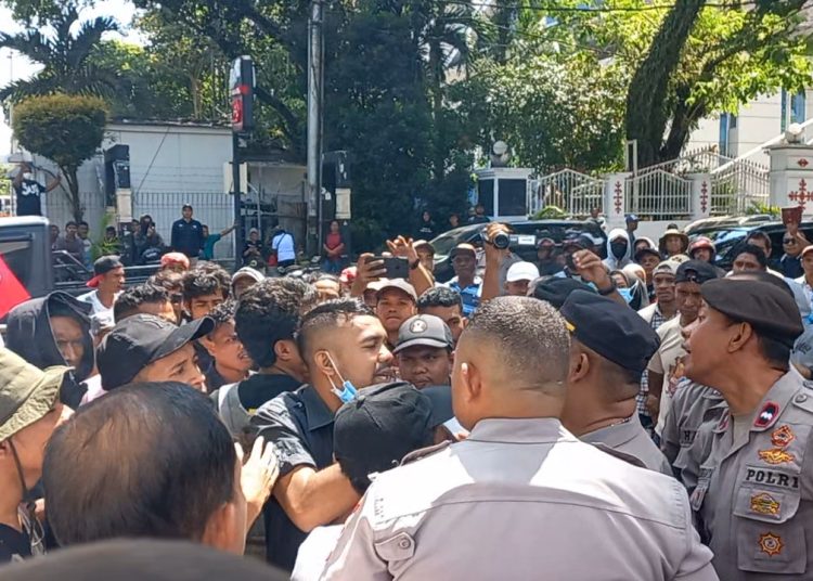 Masa aksi sempat adu mulut dengan aparat kepolisian yang melakukan pengamanan di depan kantor Kejati Maluku, Senin (26/2/2024). (Foto: AmbonKita.com)