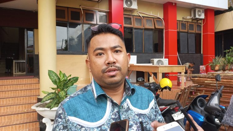 Dodi Soselisa, Penasehat Hukum Daud Sangadji saat memberikan keterangan pers kepada wartawan di halaman Kantor Ditreskrimsus Polda Maluku, Kota Ambon, Kamis (1/2/2024). (Foto: Ambonkita.com)