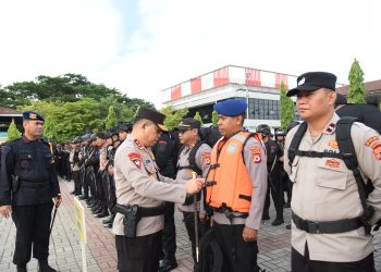 500 Jaket Pelampung Bantuan Kapolri Diserahkan Kapolda Maluku