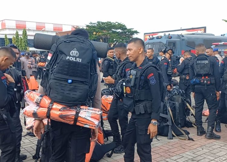 Polda Maluku gelar apel pergeseran pasukan pengamanan TPS Pemilu 2024 di lapangan Letkol Pol Chr Tahapary, Kota Ambon, Senin (5/2/2024). (Foto: Ambonkita.com)
