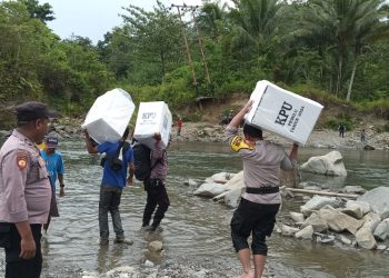 Perjuangan Aparat TNI dan Polri di SBB Kawal Logistik Pemilu
