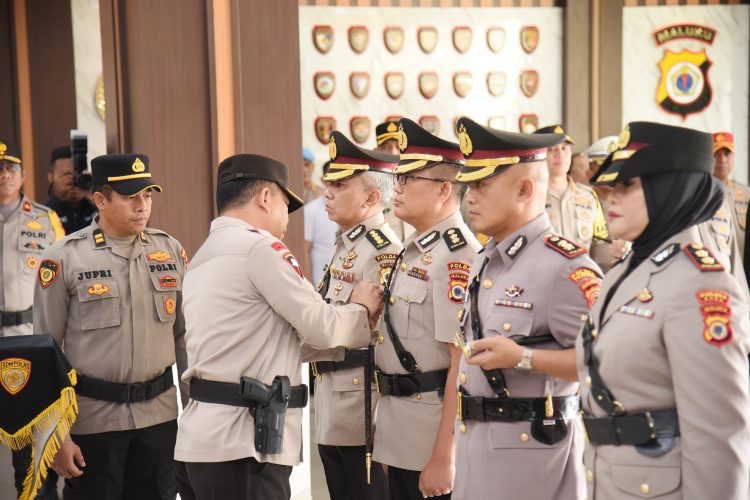 Kapolda Maluku Irjen Pol Lotharia Latif saat melantik Kabid Hukum Polda Maluku dan Kapolres Pulau Buru di Mapolda Maluku, Kota Ambon, Senin (19/2/2024). (Foto: Humas Polda Maluku)