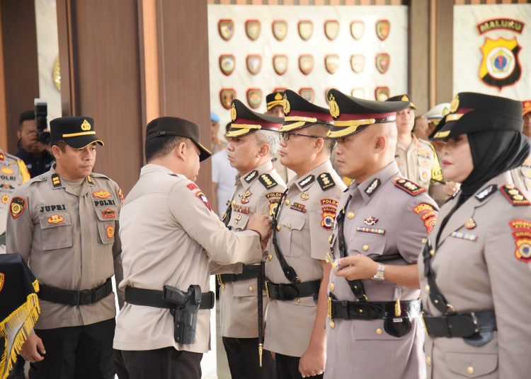 Kapolda Maluku Irjen Pol Lotharia Latif saat melantik Kabid Hukum Polda Maluku dan Kapolres Pulau Buru di Mapolda Maluku, Kota Ambon, Senin (19/2/2024). (Foto: Humas Polda Maluku)