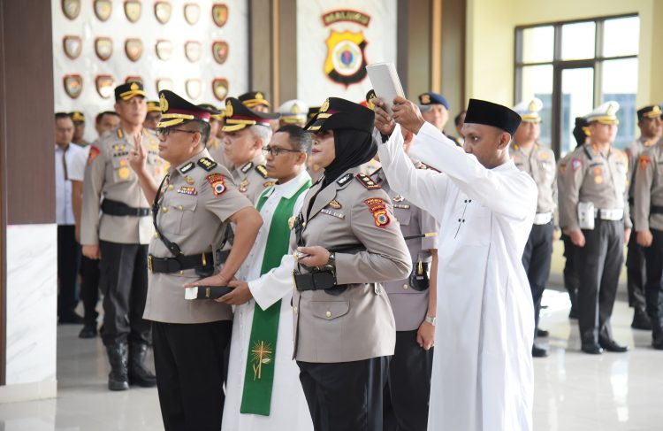 AKBP. Sulastri Sukidjang saat dilantik sebagai Kapolres Pulau Buru oleh Kapolda Maluku Irjen Pol Lotharia Latif, Senin (19/2/2024). (Foto: Istimewa)