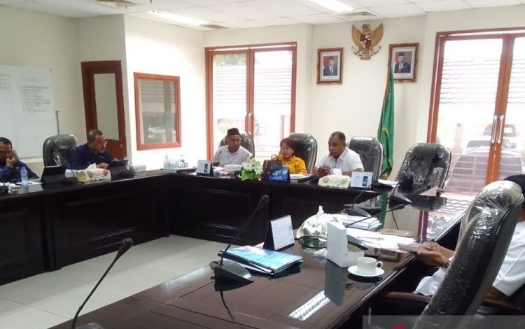 Komisi II DPRD Maluku menggelar rapat dengar pendapat bersama Dinas Lingkungan Hidup Provinsi Maluku di ruang Komisi II, Selasa (27/2/2024). ANTARA/Daniel Leonard