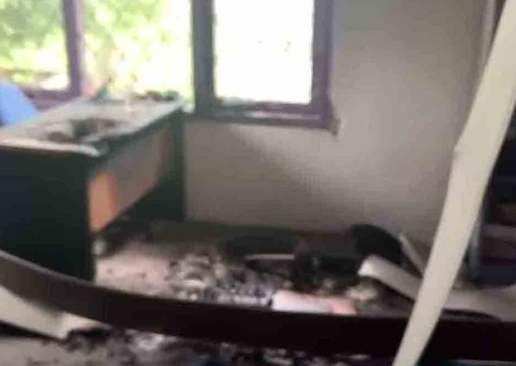 Ruangan belakang kantor KPU Maluku Tenggara diduga dibakar Orang Tak Dikenal pada Selasa sore (12/3/2024). (Foto: Istimewa)