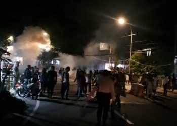 Ricuh di Durian Patah, Polisi Lepas Gas Air Mata