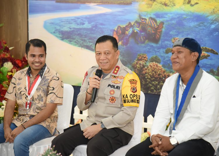 Kapolda Maluku Irjen Pol Lotharia Latif (tengah) saat melakukan silaturahmi dengan OKP Cipayung Plus di kediaman dinasnya di Tantui, Kota Ambon, Sabtu (9/3/2024). (Foto: Istimewa)