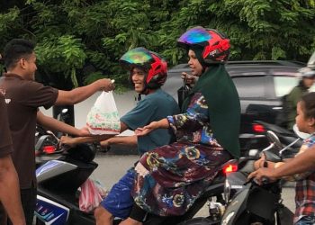 Kafe Ujung JMP Ambon Kembali Berbagi Takjil, Levi Kariuw: Kita Bersaudara