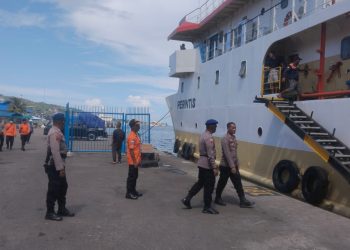 Sebelum Berangkat Polisi Periksa Alat Keselamatan KM Sabuk Nusantara 71