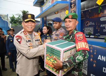 Cek Pos Pengamanan Lebaran di Ambon, Kapolda Serahkan Bingkisan