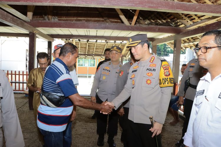 Polri Gelar Bakti Sosial di Negeri Ulath dan Ouw