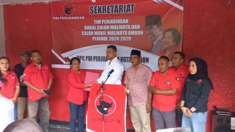 Kandidat Wali Kota Ambon Jantje Wenno Resmi Daftar di PDIP