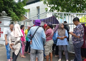 Pedagang Demo di Kantor Gubernur Maluku, Minta Lapak Jangan Dulu Dibongkar