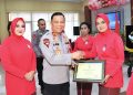 Kapolda Berikan Penghargaan Kepada Pengurus dan Pendidik di YKB Maluku