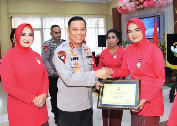 Kapolda Berikan Penghargaan Kepada Pengurus dan Pendidik di YKB Maluku