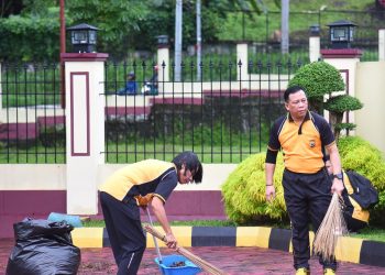 Kapolda Pimpin Bersih-bersih Lingkungan di Polda Maluku dan Polres Jajaran