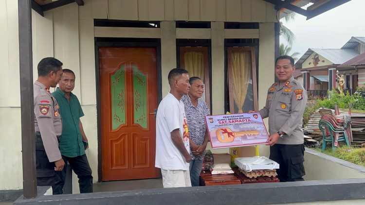 Polres Malteng Wujudkan Mimpi Oma Ana yang Ingin Miliki Rumah Layak Huni