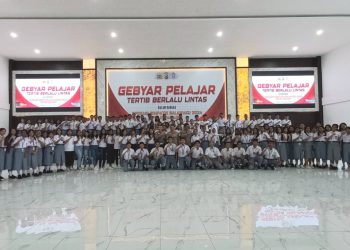 Kapolda Beri Hadiah kepada Guru dan Memotivasi Pelajar SMA di Ambon