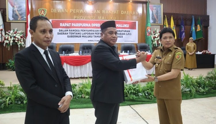 Penjabat Gubernur Maluku Sadali Ie menyerahkan LPJ Gubernur Maluku Tahun 2023 kepada Ketua DPRD Maluku Benhur G Watubun dalam rapat paripurna DPRD, Selasa (11/6/2024). (Foto: Diskominfo Maluku)