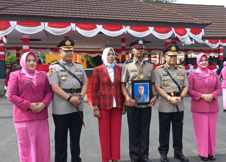 Dari Kanan: Ketua Bhayangkari Daerah Maluku, Evi Lotharia Latif; Kapolda Maluku, Irjen Pol Lotharia Latif; Bripda Zulfikar Mahulette dan Ibunya Aminah Wamnebo, berpose usai pelantikan Bintara Polri Gelombang Pertama Tahun 2024 di Lapangan Letkol Pol (Purn) Chr. Tahapary, Kota Ambon, Kamis (11/7/2024). (Foto: Ambonkita.com)