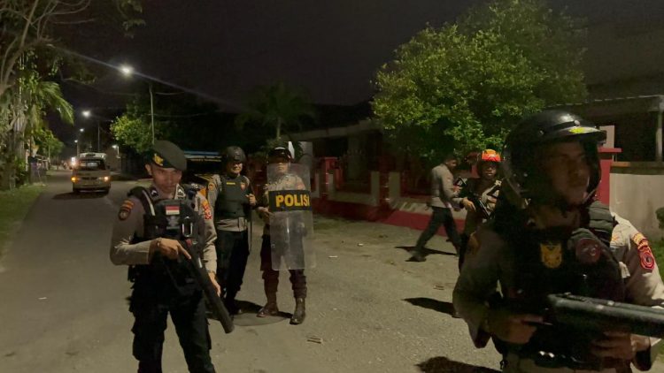 Aparat Polres Maluku Tenggara saat mengamankan bentrok antar warga yang terjadi pada Minggu (14/7/2024). (Foto: Istimewa)