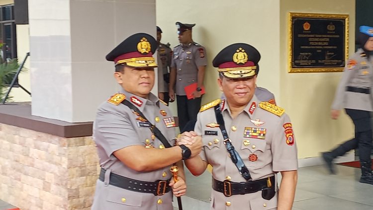 Kapolda Maluku Irjen Pol Eddy Sumitro Tambunan (kiri) saat diterima oleh Irjen Pol Lotharia Latif selaku Pejabat Kapolda yang lama di depan pintu utama Markas Polda Maluku, Kota Ambon, Kamis (1/8/2024). (Foto: Ambonkita.com)