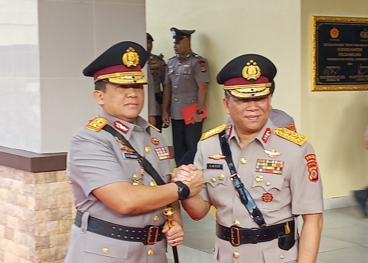 Kapolda Maluku Irjen Pol Eddy Sumitro Tambunan (kiri) saat diterima oleh Irjen Pol Lotharia Latif selaku Pejabat Kapolda yang lama di depan pintu utama Markas Polda Maluku, Kota Ambon, Kamis (1/8/2024). (Foto: Ambonkita.com)