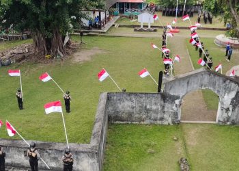 79 Bendera Merah Putih Dibentangkan Siswa Bintara Polri di Benteng Amsterdam Ambon