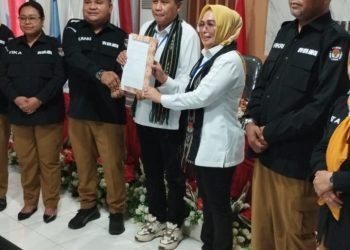 Dokumen Pendaftaran Paslon Bodewin Wattimena-Elly Toisutta Dinyatakan Lengkap