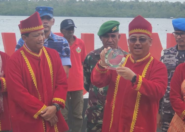 Deputi Bidang Pengembangan Destinasi Kementerian Pariwisata dan Ekonomi Kreatif (Kemenparekraf), Hariyanto didampingi Penjabat Bupati Maluku Tenggara Jasmono  mengunjungi Ohoi Letvuan, Kecamatan Hoat Sorbay, Kabupaten Maluku Tenggara (Malra), Maluku, Minggu (4/8/2024). FOTO : ISTIMEWA