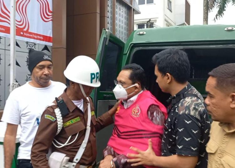 Mantan Sekda SBT Jafar Kwairumaratu (rompi tahanan warna merah) saat turun dari mobil tahanan menuju ruang pemeriksaan kantor Kejati Maluku, Sabtu (17/8/2024). (Foto: Husen Toisuta/Ambonkita.com)