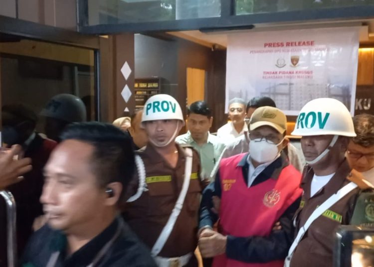 Mantan Sekda SBT Jafar Kwairumaratu (rompi tahanan warna merah) saat akan dibawa menuju Rutan Kelas IIA Ambon dari kantor Kejati Maluku, Sabtu sore (17/8/2024). (Foto: Husen Toisuta/Ambonkita.com)