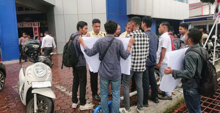 Permanusa demo di depan bank pembangunan daerah Maluku dan Maluku Utara, Senin (12/8/2024). (Foto: Istimewa)