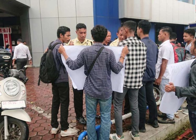 Permanusa demo di depan bank pembangunan daerah Maluku dan Maluku Utara, Senin (12/8/2024). (Foto: Istimewa)