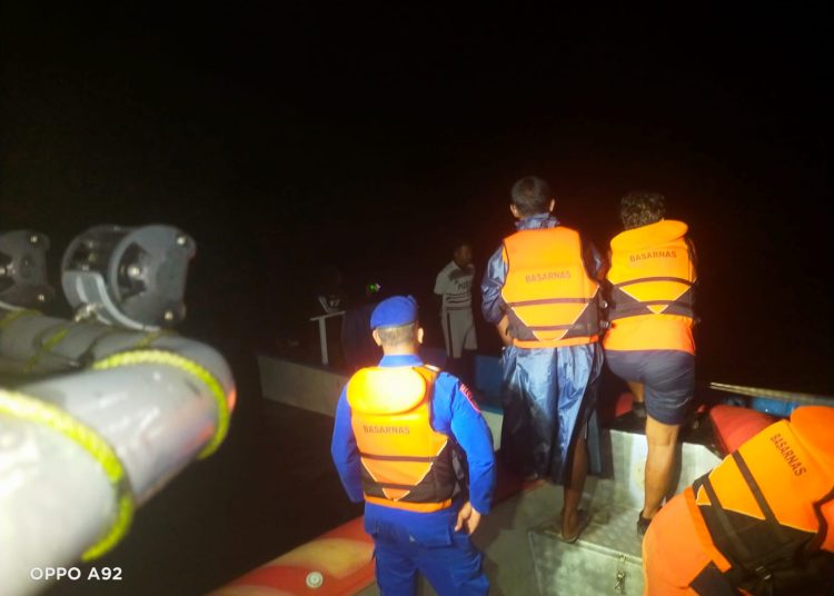 Tim SAR gabungan tampak menemukan enam nelayan kota Tual yang terombang-ambing dengan longboat pada Selasa (3/9/2024). (Foto: Humas Basarnas Ambon)