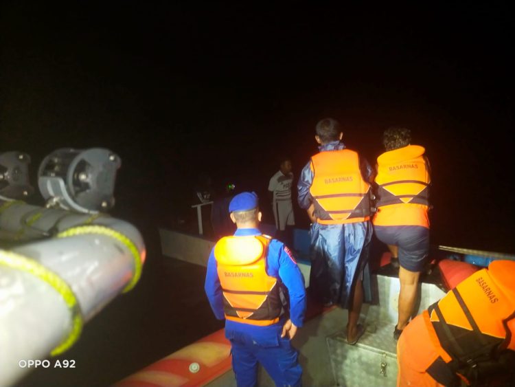 Tim SAR gabungan tampak menemukan enam nelayan kota Tual yang terombang-ambing dengan longboat pada Selasa (3/9/2024). (Foto: Humas Basarnas Ambon)