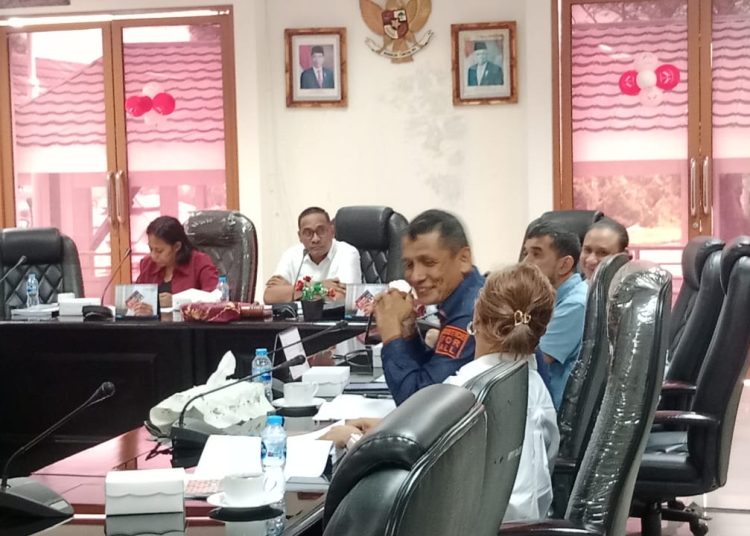 Rapat pembahasan rancangan peraturan daerah tentang kesetaraan gender bersama Dinas Pemberdayaan Perempuan dan Perlindungan Anak Provinsi Maluku di ruang rapat komisi I Gedung DPRD Maluku, Karang Panjang, Kota Ambon, Rabu (4/9/2024). (Foto: Ambonkita.com)