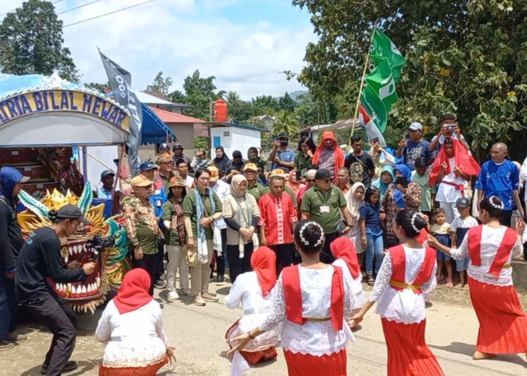 Tarian gandong menyambut rombongan Deputi Bidang Sumber Daya dan Kelembagaan Kemenparekraf RI, Martini Mohamad Paham, saat berkunjung di Negeri Laha, Kota Ambon yang ditetapkan masuk 50 desa wisata terbaik di Indonesia. Kunjungan dilakukan pada Kamis (12/9/2024). (Foto: Ambonkita.com)