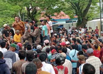 Ricuh, Demo Ratusan Sopir Angkot di Ambon