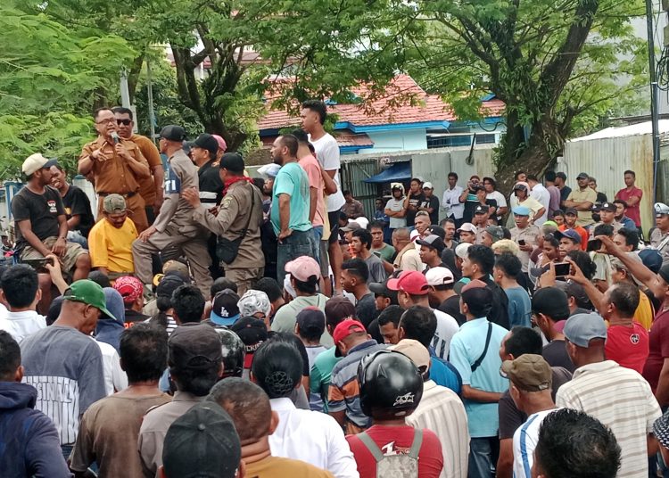 Ratusan sopir angkot kota Ambon tampak memenuhi jalan Sultan Hairun, Senin (30/9/2024). (Foto: Ambonkita.com)