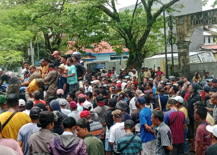 Ratusan pengemudi angkot gelar aksi demo di depan pintu gerbang kantor Gubernur Maluku, jalan Sultan Hairun, Kota Ambon, Senin (30/9/2024). (Foto: Ambonkita.com)